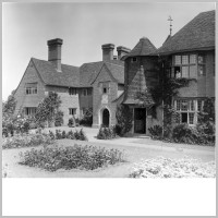 Lutyens, Fulbrook House,  south-west corner, photo Country Life, countrylifeimages.co.uk.png